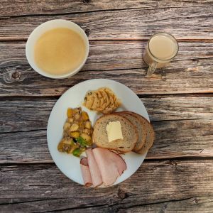 Zdjęcie przedstawia Dietę podstawową: Kasza kukurydziana na ml Chleb mieszany pszenno-żytni Masło extra Sałatka owocowa ze słonecznikiem Szynka krucha z pieca wieprzowa, parzona Kawa zbożowa z mlekiem Pasta z grochu